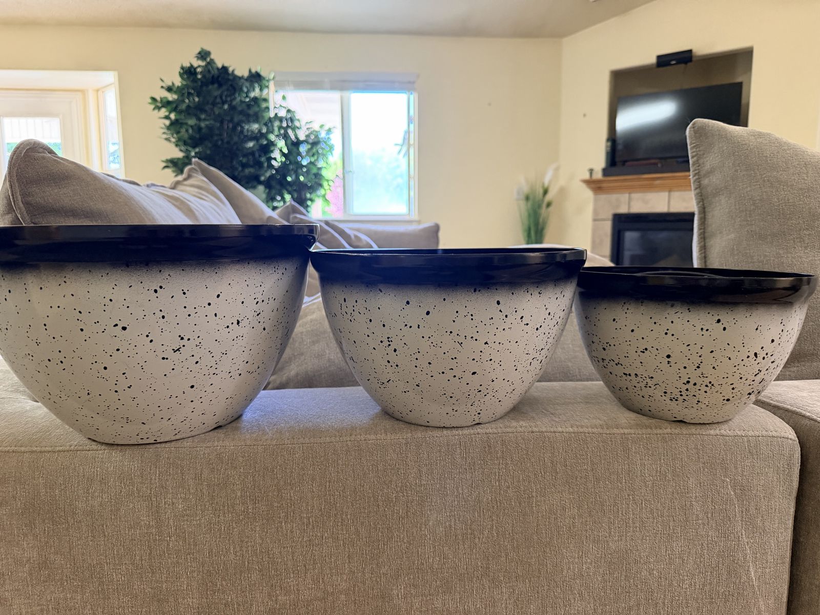New. Set of 3 Speckled Plastic Planter Pots