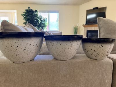 New. Set of 3 Speckled Plastic Planter Pots