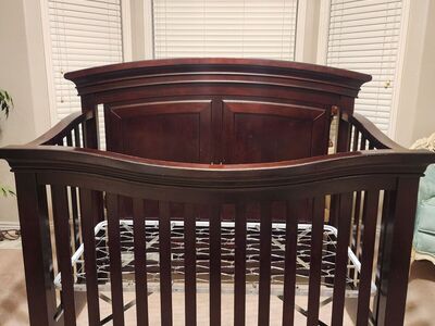 Sorelle Verona 4-in-1 Convertible Panel Crib