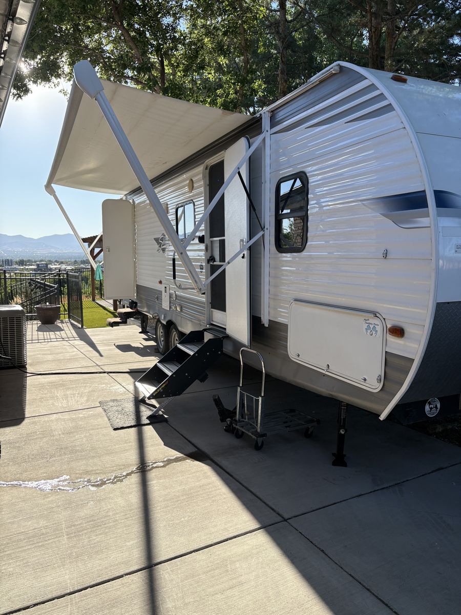 2021 Shasta 32’ Travel trailer. 26 DB