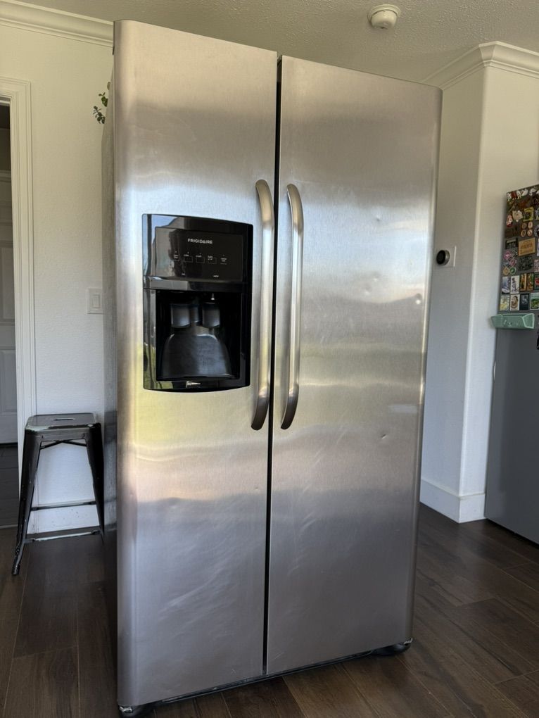 Frigidaire Side-By-Side Refrigerator Freezer $200
