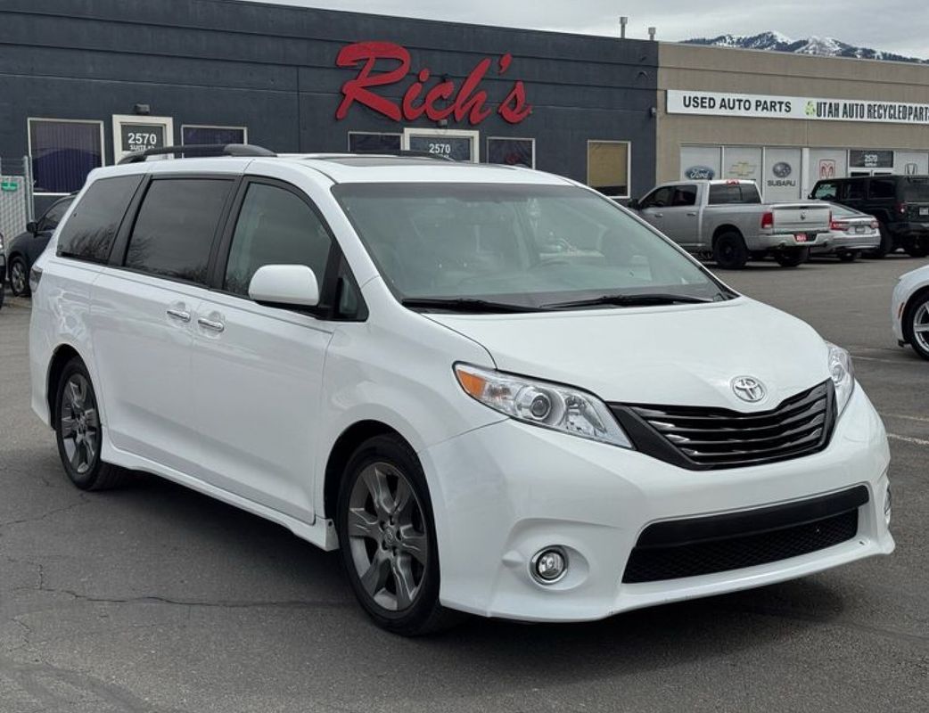 2016 TOYOTA SIENNA SE 8-Passenger