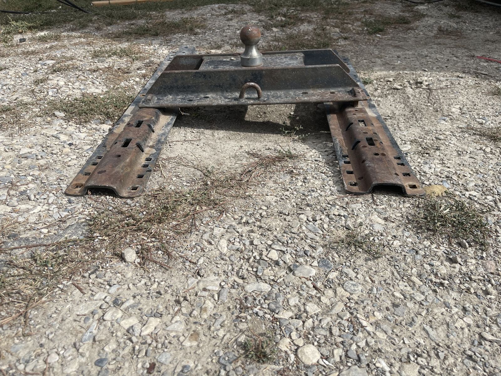Gooseneck Trailer Hitch Rail and Ball Assembly