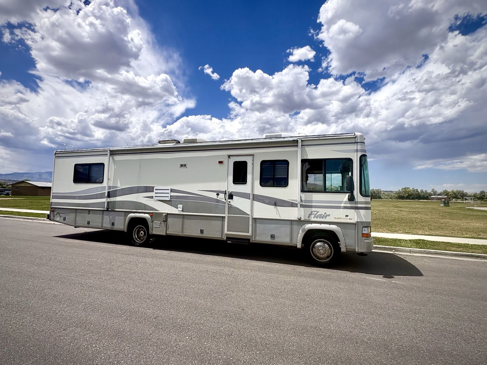 2001 Fleetwood Flair 35k Miles, Slideout