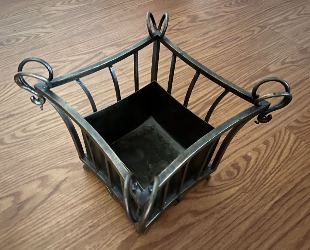 Metal/Rod Plant/Flower Pot Stand With Saucer.