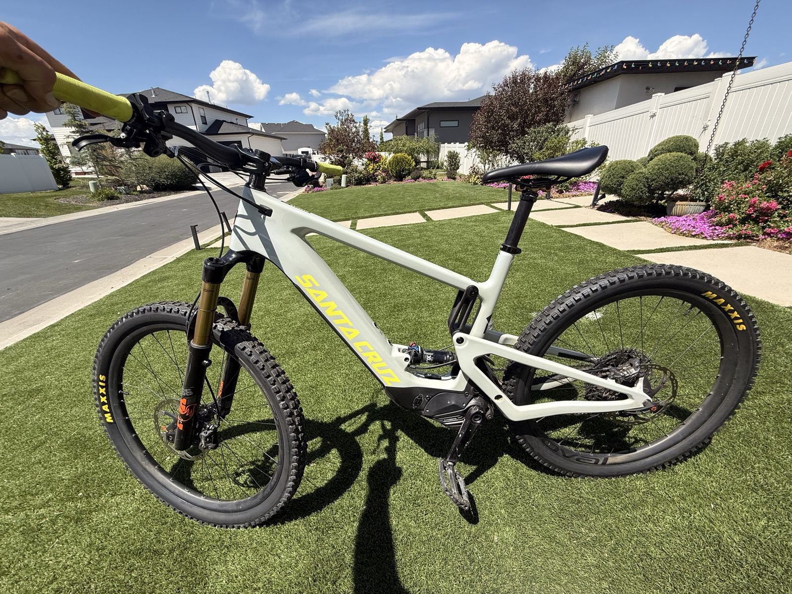 2023 Santa Cruz Heckler MX eMTB – Medium – Upgraded Suspension – Excellent Condition
