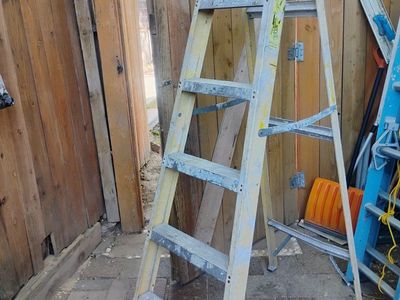 6 feet ladder $20