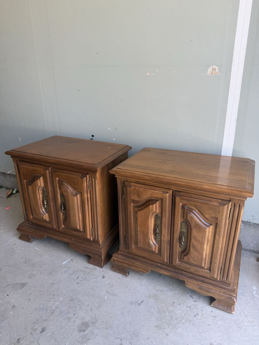 2 nightstands