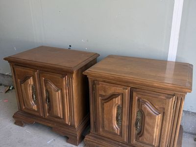 2 nightstands