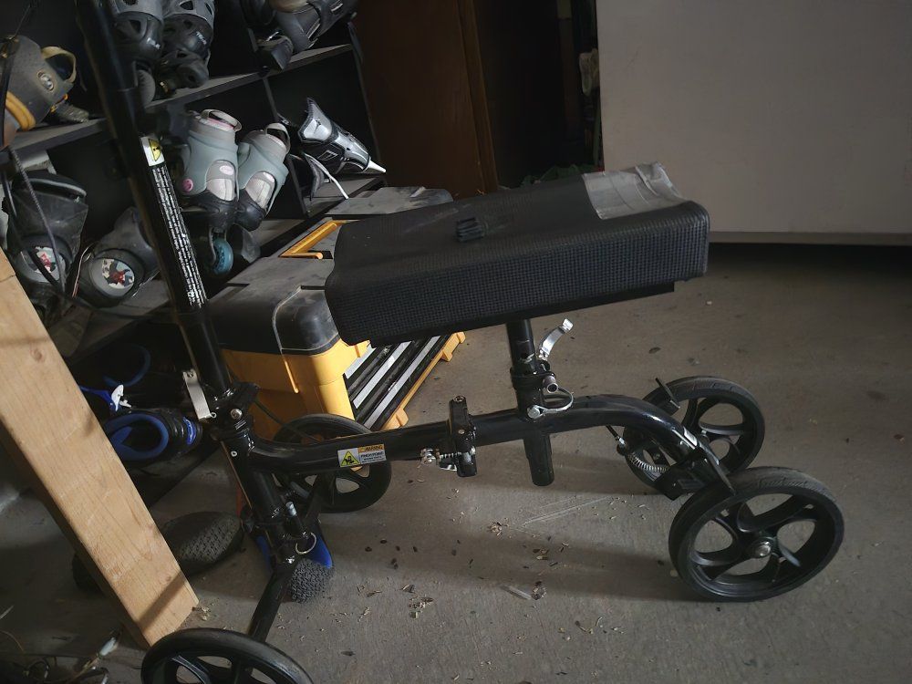 Black Knee Scooter with Adjustable Handlebars and Knee Rest - Mobility Aid