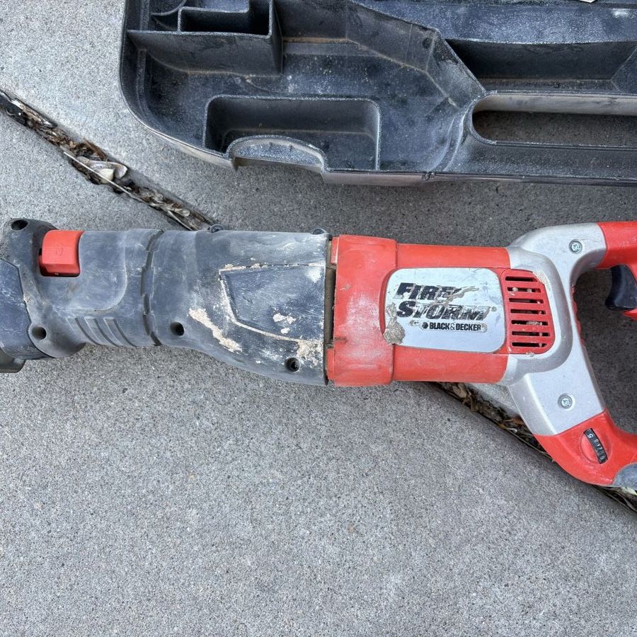 Reciprocal Saw - corded Black and Decker