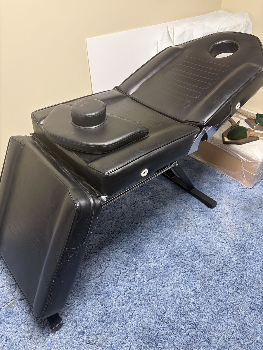 Black Adjustable Salon Bed Spa Table Massage Chair NEED GONE