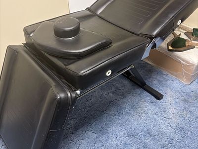 Black Adjustable Salon Bed Spa Table Massage Chair NEED GONE