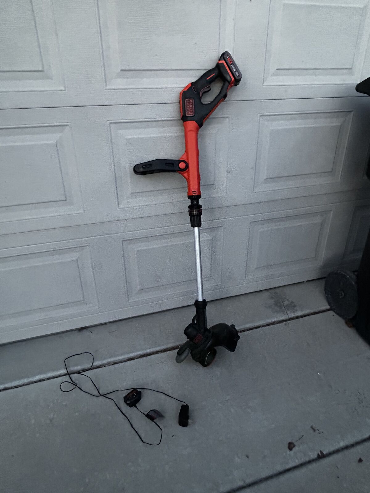 B&D String Trimmer With Battery And Charger