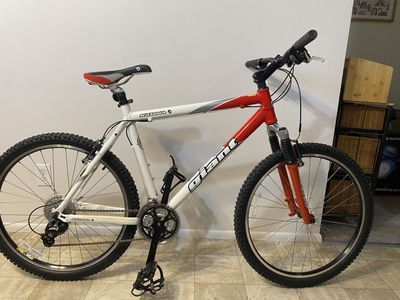 Like new!!. GIANT IGUANA. 27 Speed Deore