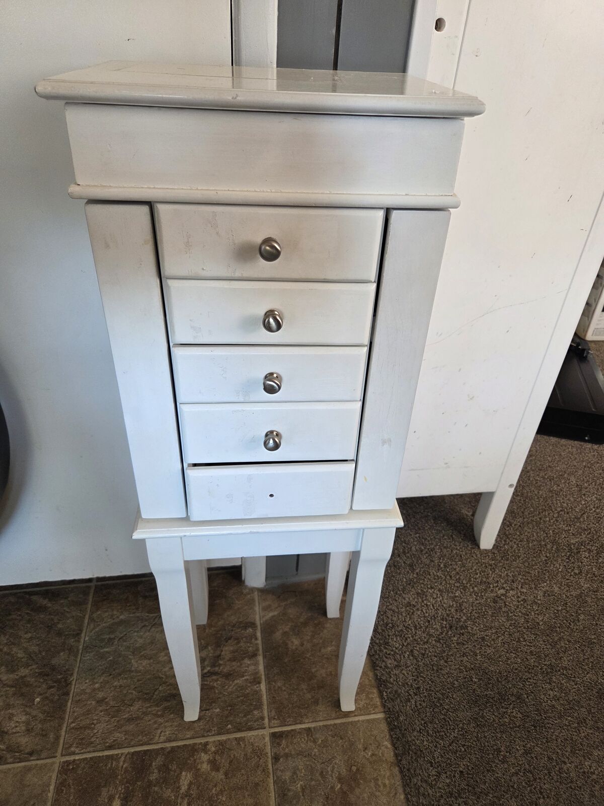 Standing jewelry box