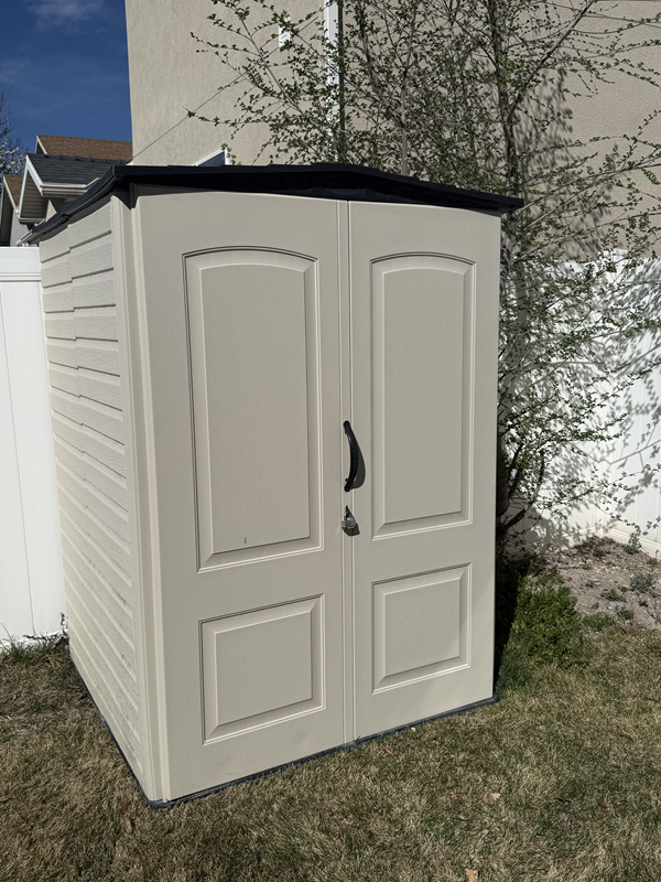 Rubbermaid 4' x 4.5' Resin Storage Shed with floor