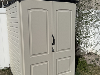 Rubbermaid 4' x 4.5' Resin Storage Shed with floor