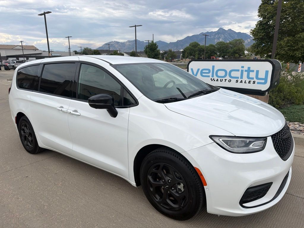 2024 Chrysler Pacifica Plug-In Hybrid S Appearance