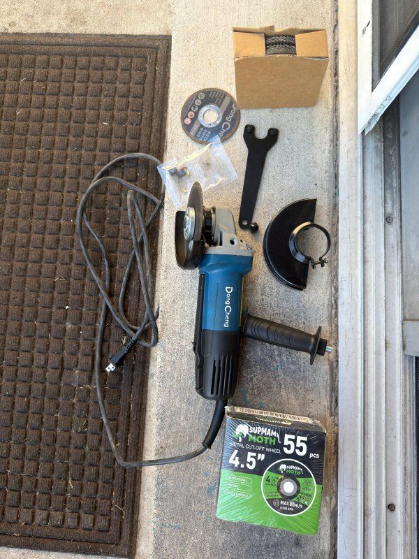 Dong Cheng 4.5" Angle Grinder with 55-piece Supmamoth Metal Cut-Off Wheel Set