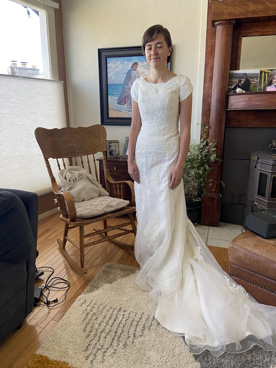 Elegant Winter White Wedding Dress - Short Sleeve, Lace Detail, Size 2-4
