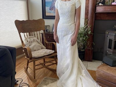 Elegant Winter White Wedding Dress - Short Sleeve, Lace Detail, Size 2-4
