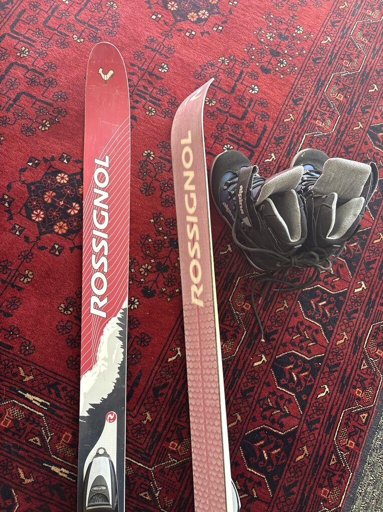 Rossignol Cross Country Skis w/ Alpina Boots W6.5