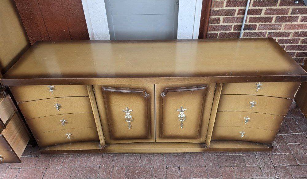 Vintage Mid-Century 9 Drawer Dresser