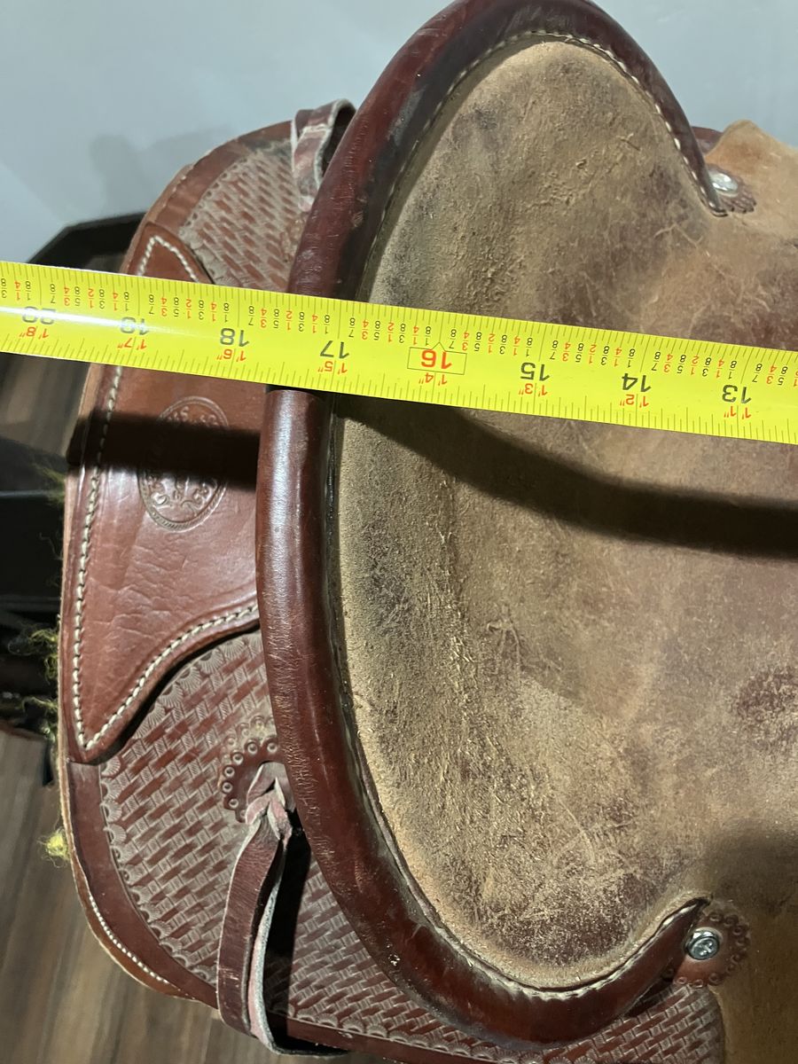 Showman western saddle