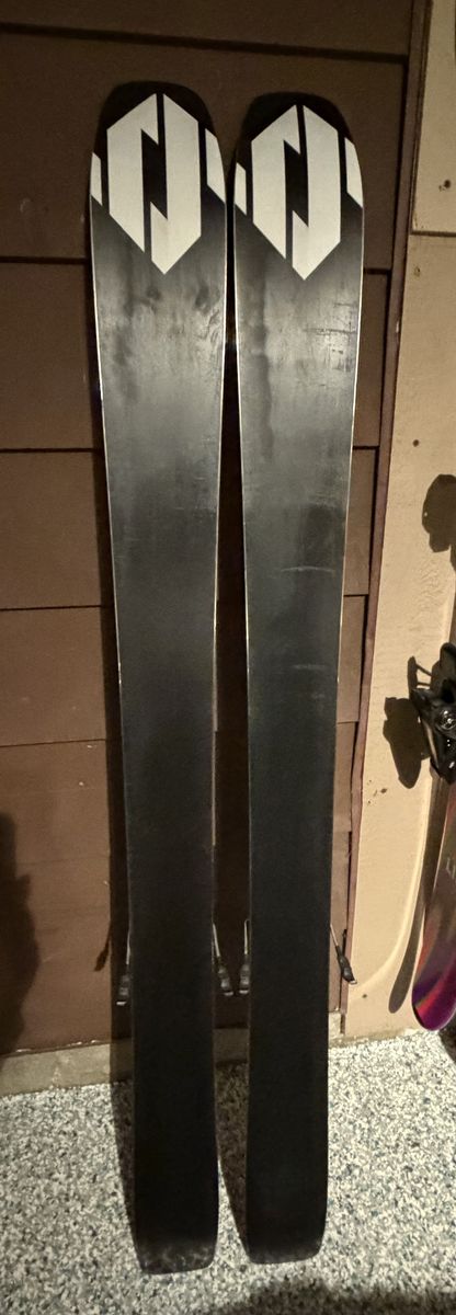 Volkl 100 Eight 157 cm women’s skis