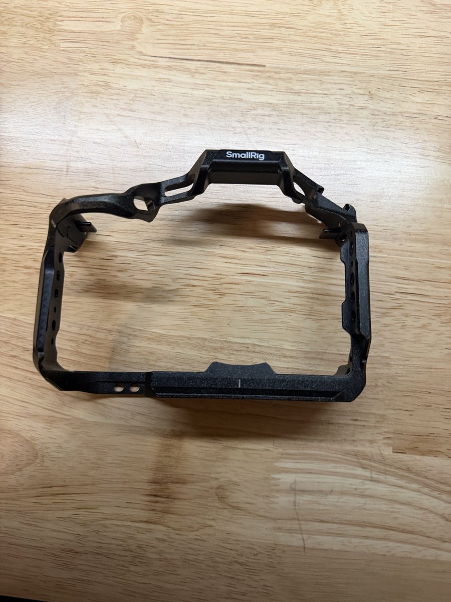 SmallRig Camera Cage Rig Rigging Accessory with Cold Shoe & Mounting Threads - canon R5 / R6 / R6 MK 2