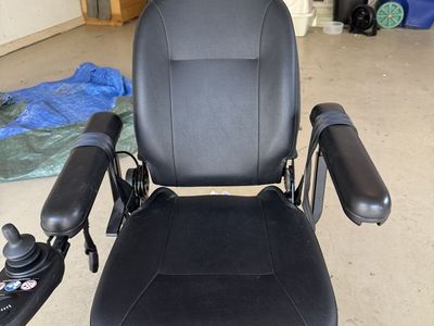PRIDE JAZZY SELECT 6 POWER WHEELCHAIR — EXCEPTIONAL/LIKE-NEW CONDITION — BRAND-NEW BATTERIES
