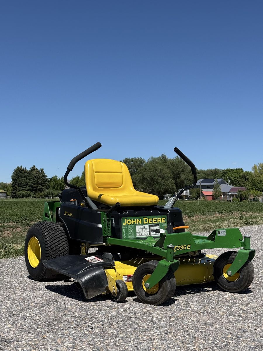 John Deere Z335E Zero Turn Mower – 42” Deck – 117 Hours