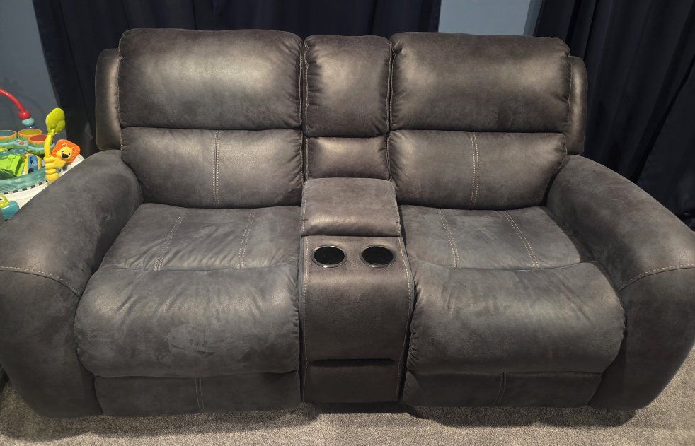 Beautiful almost new love seats