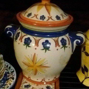LARGE COOKIE JAR AND MATCHING TRIVET