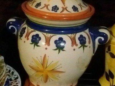 LARGE COOKIE JAR AND MATCHING TRIVET