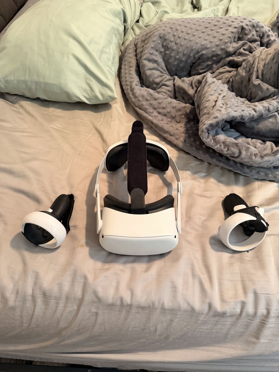 Oculus Quest 2 VR Headset & Controllers - Excellent Condition Virtual Reality Gaming System