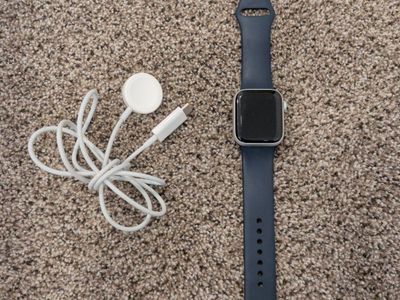 Apple Watch SE Gen 1 with Charging Cable