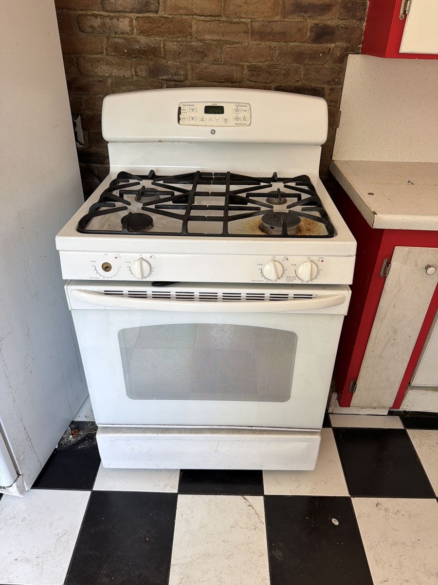 GE White Gas Range Oven - Works Great, plenty of Wear & Tear