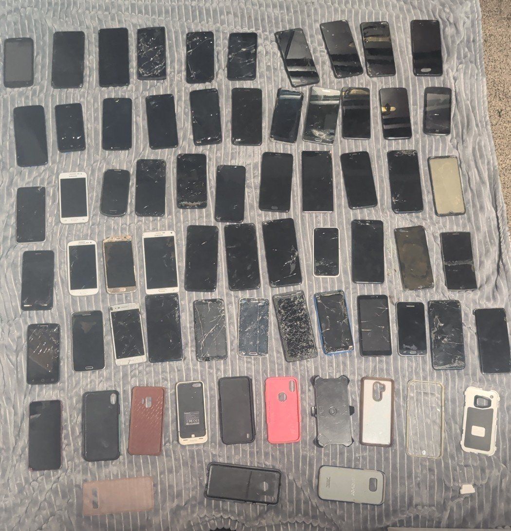 Large Bulk Lot ~55 Broken Android Phones + 12 Case