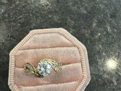 Ladys Vintage Diamond 14 kt Yellow Gold Wedding Ring Set