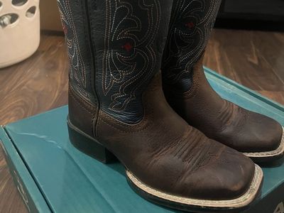 Ariat kid boots size 11