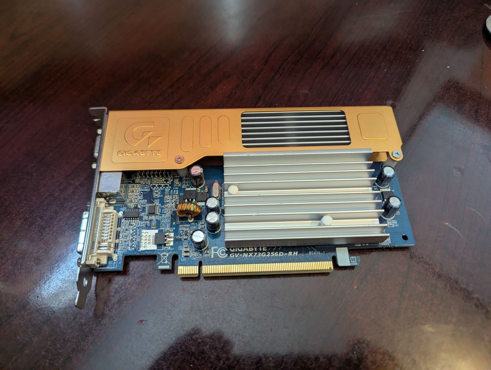 GIGABYTE NVIDIA GeForce 7300GS 256MB DDR2 PCI-E DVI VGA S-Video Graphics Card S sats247 (602)