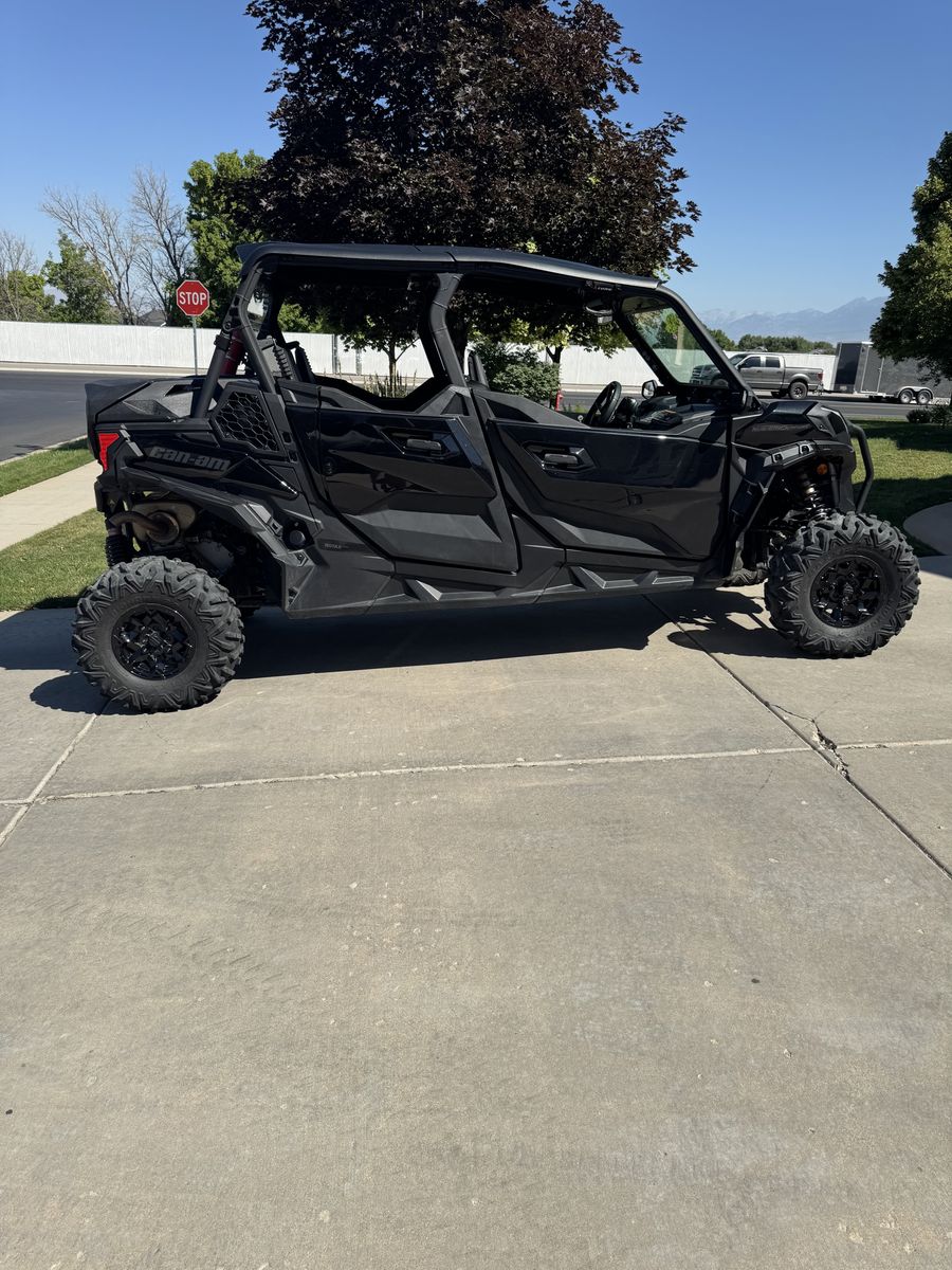 2022 Can-Am Maverick sport max 1000r DPS.