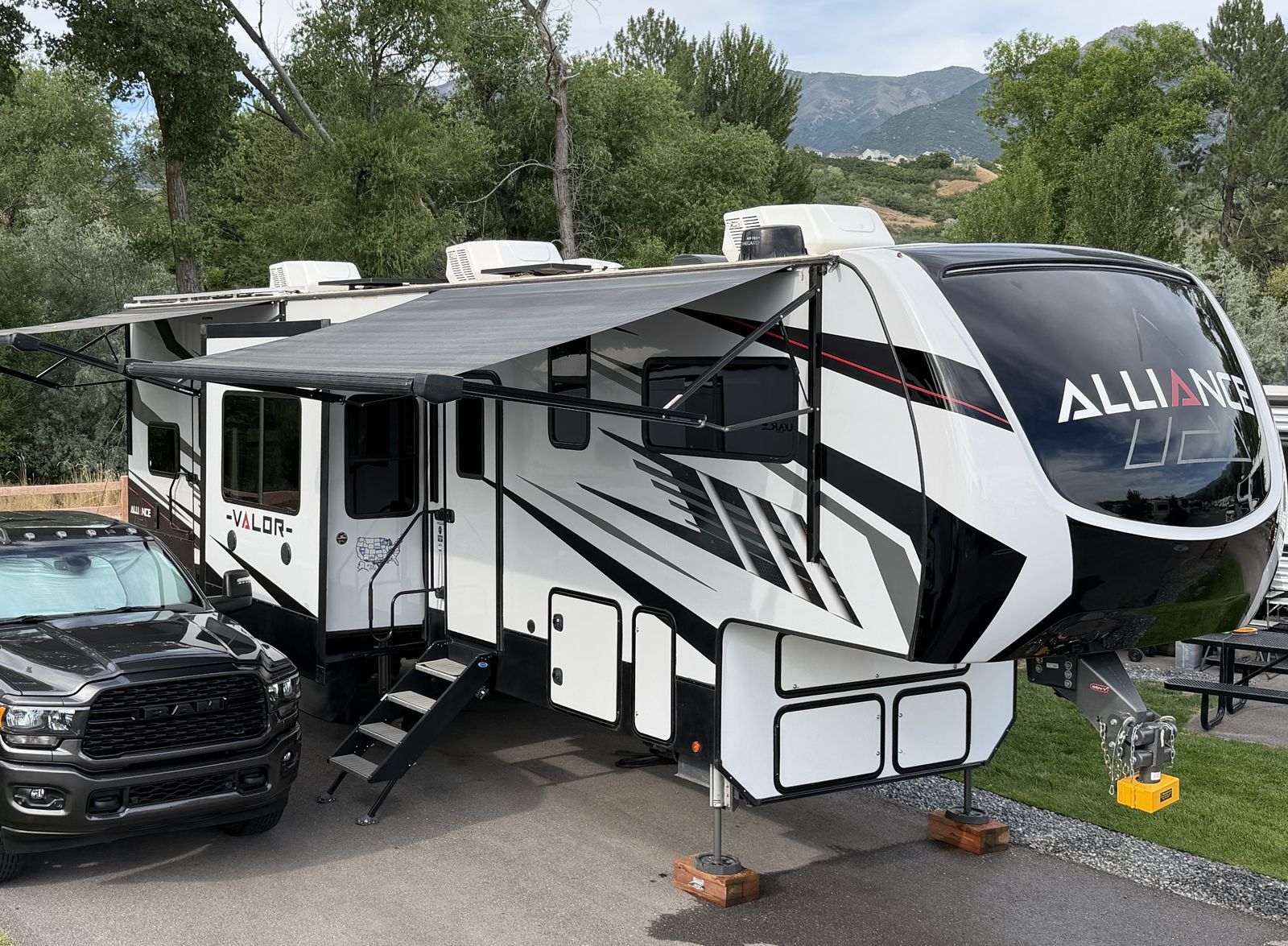 Ultimate Off-Grid 2022 Alliance Valor 37V13 – $25k+ Victron Solar & Suspension Upgrades