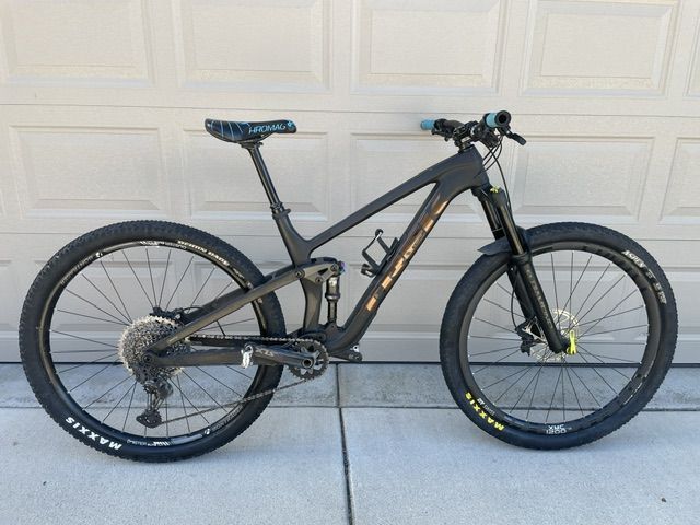 2022 Trek Top Fuel 9.7 Carbon 29er (Medium)