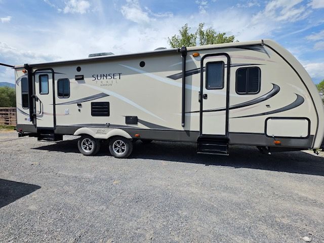 2017 CrossRoads Sunset Trail Super Lite ST260RL / Rear-Living Travel Trailer with Extreme Weather Package