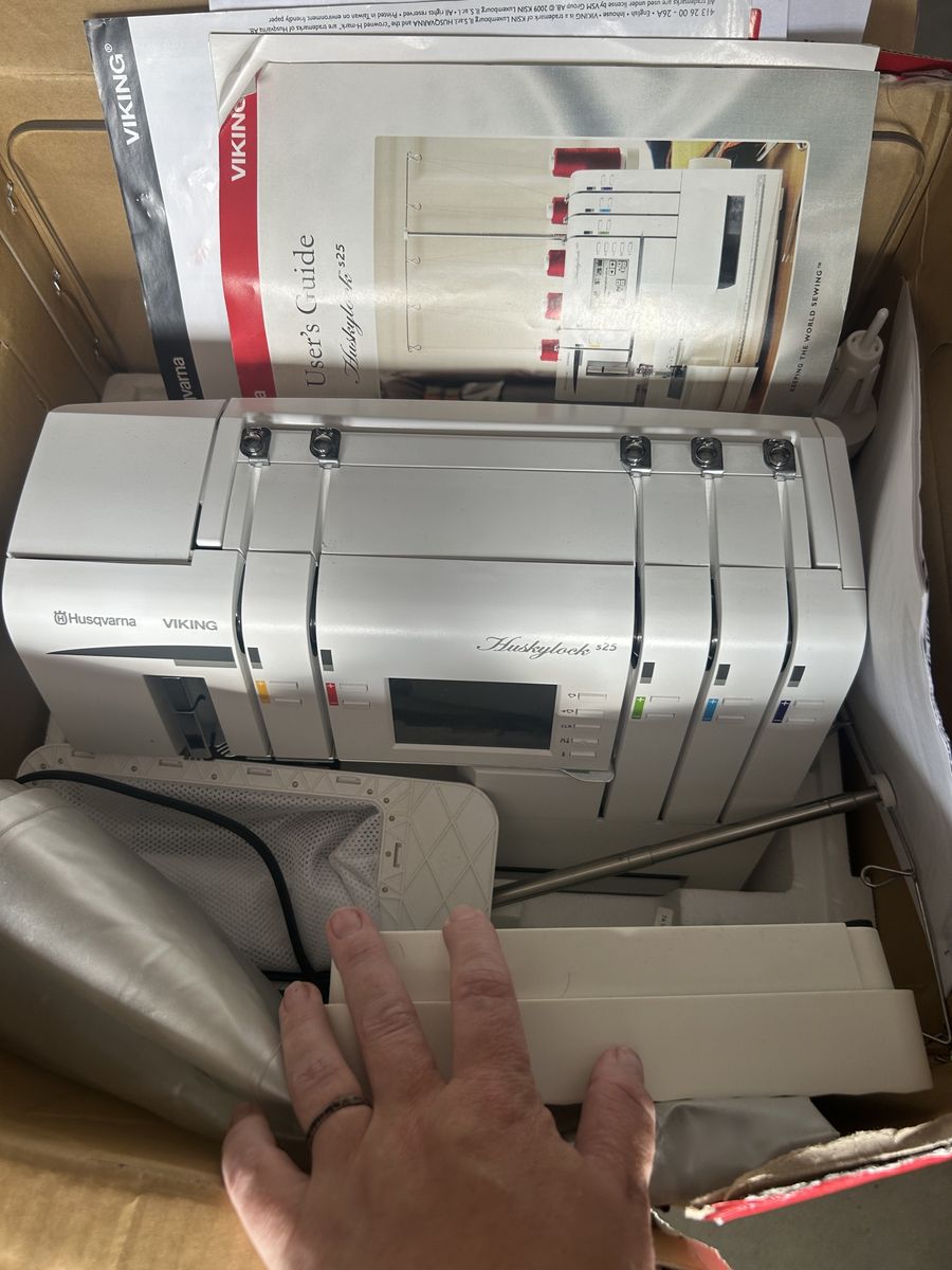 Husqvarna Viking Huskylock s25 Overlock Serger