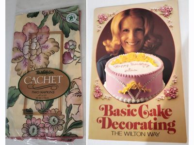 **NEW/VINTAGE CLOTH NAPKINS & CAKE DECORATING BOOKLET**