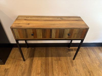 Entry table or desk